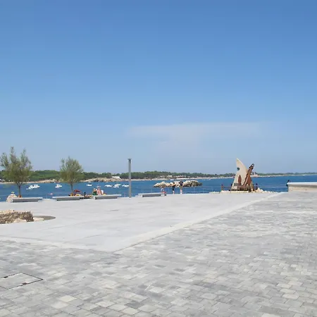 Nines 1a L' Escala